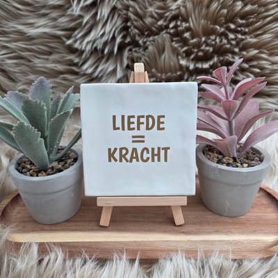 Robuust Wenstegeltje – Liefde = Kracht - Wit – Hip trendy tegeltje – Tegeltje met Spreuk – Keramiek – 10x10 cm – Wanddecoratie – Inspirerende Spreuktegel - Mooi cadeau voor gezin, partner of vrienden - Zomaar – Trendy nu