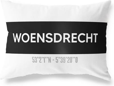 Tuinkussen WOENSDRECHT - NOORD-BRABANT met coördinaten - Buitenkussen - Bootkussen - Weerbestendig - Jouw Plaats - Studio216 - Modern - Zwart-Wit - 50x30cm