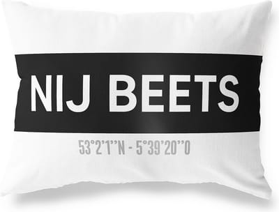 Tuinkussen NIJ BEETS - FRIESLAND met coördinaten - Buitenkussen - Bootkussen - Weerbestendig - Jouw Plaats - Studio216 - Modern - Zwart-Wit - 50x30cm