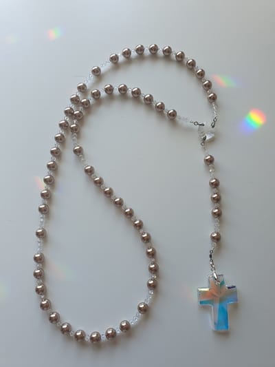 Rozenkrans, Paternoster gemaakt met Parels van Swarovski in de kleur Bronze Pearl, met een prachtig Swarovski kruis in de kleur Aurora Boreale. Gebedssnoer, Kruisteken, Meditatie, Spiritueel, Geloof, Geloofssteken, Gebed, Gebedsketting, Kerstpakket C