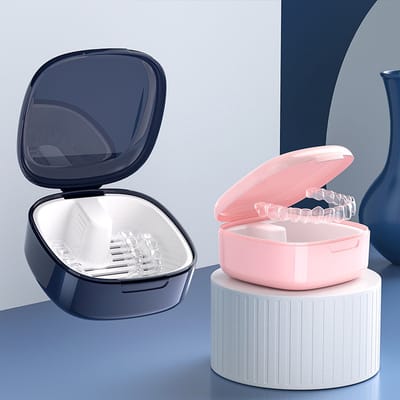 Twee opbergdozen voor kunstgebitten met gaas, een doos voor orthodontische apparaten, een prothesehouder, een doos voor spalken, een reinigingsdoos,Blauw + Roze
