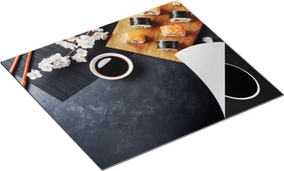 Chefcare Inductie Beschermer Sushi met Soja Saus op een Zwarte Marmeren Plaat - 60x50 cm - Afdekplaat Inductie - Kookplaat Beschermer - Inductie Mat