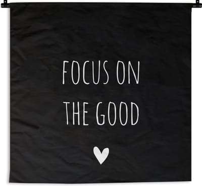 Wandkleed - Wanddoek - Engelse quote "Focus on the good" met een hartje tegen een zwarte achtergrond - 180x180 cm - Wandtapijt