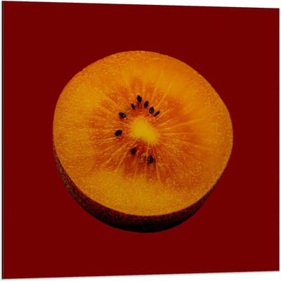 Dibond - Gele Kiwi op Rode Achtergrond - 80x80cm Foto op Aluminium (Wanddecoratie van metaal)