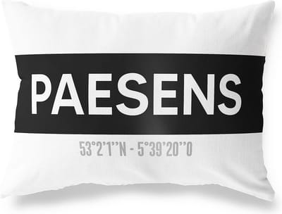 Tuinkussen PAESENS - FRIESLAND met coördinaten - Buitenkussen - Bootkussen - Weerbestendig - Jouw Plaats - Studio216 - Modern - Zwart-Wit - 50x30cm
