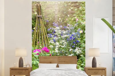 Behang - Fotobehang Tuin met blauwe akelei - Breedte 160 cm x hoogte 240 cm