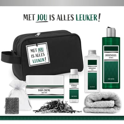 Geschenkset "Met jou is alles leuker!" - 7 Producten - 750 Gram - Triomf Cosmetica | Toilettas zwart Giftset voor hem Luxe Cadeau man Vaderdag Cadeautje Verjaardag Wellness Pakket Douchegel Dennen Cadeaupakket Vader Broer Vriend Collega Groen
