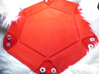 Dice Tray | Dobbelstenen Bakje - Rood Zwart | Velvet en Leer met Drukknoopjes | Voor D&D en Andere Rollenspellen | Dungeons and Dragons | Dobbelstenen Bak | Rollen Dobbelstenen | Dobbelsteenbak | Dice Rolling Tray