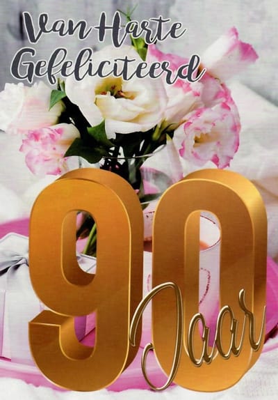 Je bent 90 jaar geworden. Gefeliciteerd met je verjaardag! Een kaart met een afbeelding van bloemen in een vaas en leuke cadeautjes er omheen. Om zo te geven of om bij een cadeau te voegen. Een dubbele wenskaart inclusief envelop en in folie verpakt.