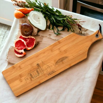 Out-Lines - Serveerplank met skyline van Hedel hervormde kerk - Bamboe - 60x16cm - Borrelplank Gravering