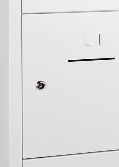 Lockerkast SHC met 15 deuren voorzien van brievensleuf in wit met hangoogsluiting (excl. hangslot)