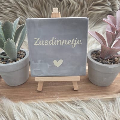 Robuust wenstegeltje – Zusdinnetje – Lief Cadeau voor Zus of Beste Vriendin – Stijlvolle Wanddecoratie met Betekenis – Trendy nu – Decoratief Tegeltje met Standaard – Cadeau Idee