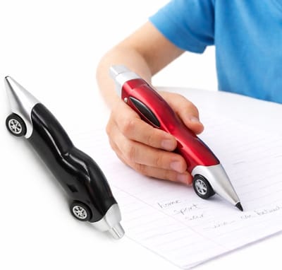 Auto Pennen Set – 2 Stuks – Racing Design Balpennen – Zwart & Rood – Uitdeelcadeautje Kinderen – Traktatie – School & Kantoor