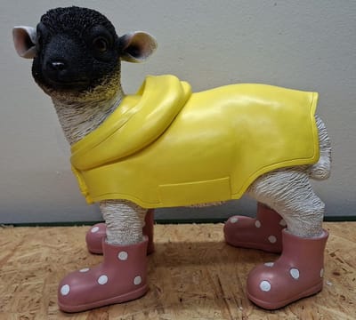 Decoratief Lammetje met Regenvit en Laarsjes - 33 cm Hoog - Polystone Tuinbeeld - Kleurrijk & Uniek