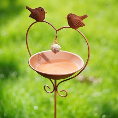 Dailygoods- Vogelbad met Mezenbolhouder - Staand 115 cm - Roestlook - Tuindecoratie - Vorstbestendig - Weerbestendig - Hartvormig Frame met Vogeltjes - Vogeldrinkplaats