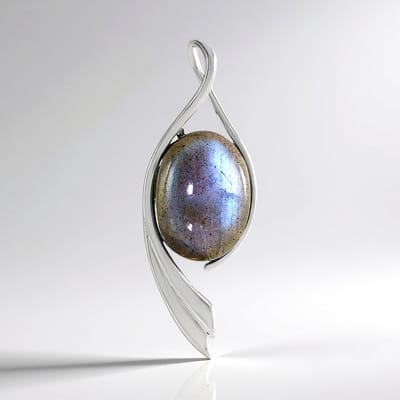 Cavill - 925 Sterling Zilveren Hanger - 18K Goud Verguld - 8,562 Karaat Labradoriet Ovaal Cabochon - Madagaskar Edelsteen - Elegant Handgemaakt Design