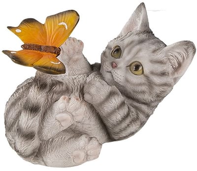 Een decoratieve kunststof kat met een vlinder op z'n staart 14x8x11cm. Deze lieve poes met vrolijke uitstraling kan goed in de slaapkamer, woonkamer of een andere kamer gezet worden. Mooi om voor uzelf te kopen of om cadeau te geven.