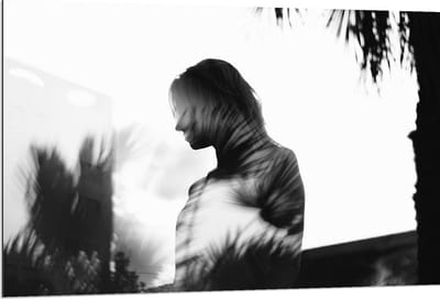 Dibond - Vrouw met Bladeren (Zwart/wit) - 120x80cm Foto op Aluminium (Wanddecoratie van metaal)