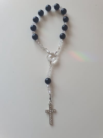 Rozenkrans - Tientje - Paternoster, gemaakt met Zwarte Agaat halfedelsteen kralen en o.a. kristallen van Swarovski (gebedssnoer, kerst, eerste communie, geloof, ketting, Hanger, kruisteken, kruis, meditatie, mediteren, gebed, spiritueel