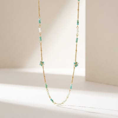Lundholm Dahlia Lange Ketting Dames Groen – Premium Stainless Steel Jewellery Ketting Dames Goudkleurig – 95 + 5 cm Verstelbare Ketting met Groene Kralen en Bloemdetails – Lange Ketting – Scandinavisch Design – Luxe Cadeau voor Haar