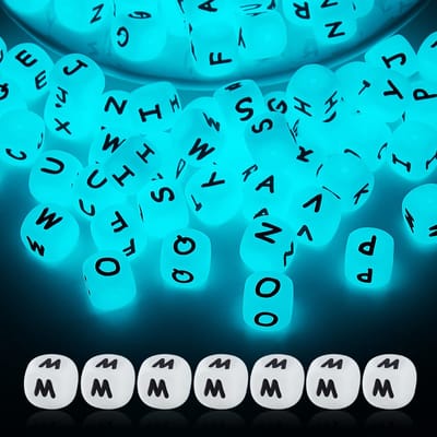 20 Stuks Lichtgevende Kubus Letter Siliconen Kralen 12mm Vierkante Dobbelstenen Alfabet Kralen Eerste Groot Gat Losse Spacer Kralen voor Armband Ketting Sieraden Maken Decoratie (Letter M)