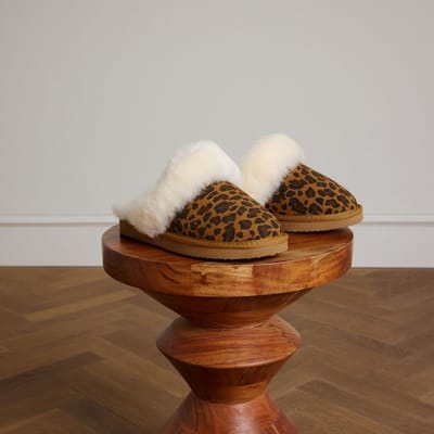 Manfield - Dames - Beige leopard pantoffels met bontvoering - Maat 36