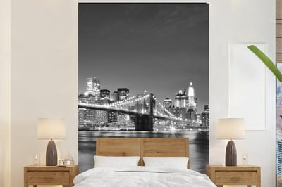 Behang - Fotobehang New York - Brug - Brooklyn - Zwart wit - Architectuur - Breedte 180 cm x hoogte 280 cm