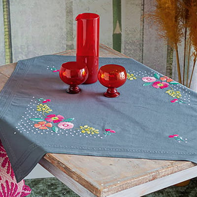 Vervaco - Tafelkleed kit - Kleurige bloemen - PN-0169849 - Borduren - Borduurpakket - Borduurpakket volwassenen - Borduurpakket kind