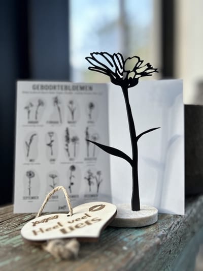 Creaties van Hier - Geboortebloem met houten hartje - Oktober - Goudsbloem - Zwart MDF - Hout
