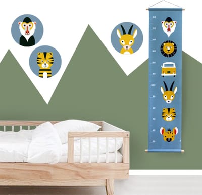 Groeimeter Safari jeans blauw 30cm x 130cm - groeimeter - babykameraccessoire - katoen – oerwoud – jungle – blauw – dieren – baviaan – leeuw – bus – tijger - hyena – gazelle - babykamer - jongenskamer - muurdecoratie - stokken - lederlook touwtje