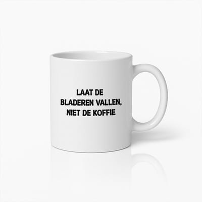 Grappige Herfst Koffiemok – “Laat de Bladeren Vallen, Niet de Koffie” – Perfect Cadeau voor Herfstliefhebbers – Witte Keramische Mok – 330ml