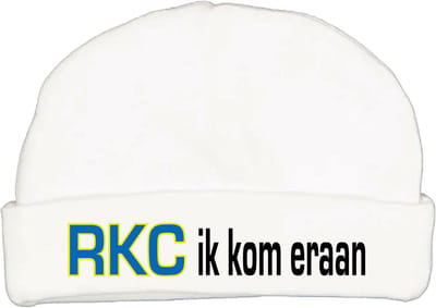 Babymutsje met de tekst: RKC ik kom eraan !