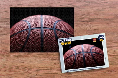 Puzzel Een Basketbal op een zwarte achtergrond - Legpuzzel - Puzzel 500 stukjes