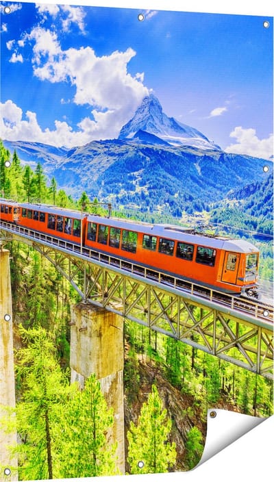 Gards Tuinposter Trein op een Brug bij een Waterval in Zwitserland - 80x120 cm - Tuindoek - Tuindecoratie - Wanddecoratie buiten - Tuinschilderij