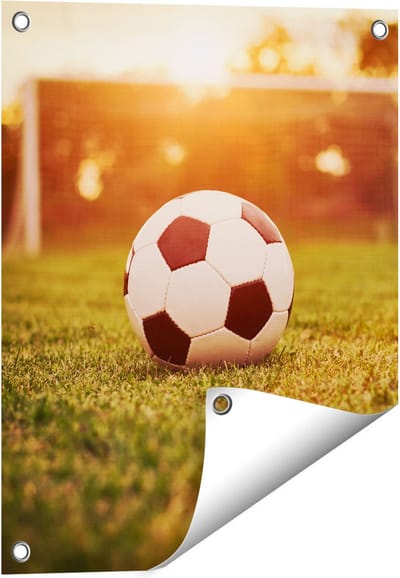 Gards Tuinposter Voetbal met Goal tijdens Zonsondergang - 40x50 cm - Tuindoek - Tuindecoratie - Wanddecoratie buiten - Tuinschilderij