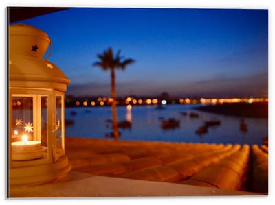 Dibond - Waxinelichthouder aan Water - 40x30cm Foto op Aluminium (Met Ophangsysteem)