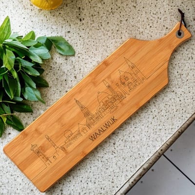 Out-Lines - Serveerplank met skyline van Waalwijk - Bamboe - 60x16cm - Borrelplank Gravering