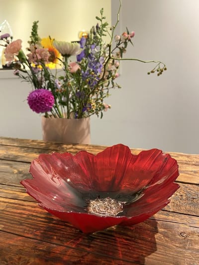 Dieprode kristallen schaal van Mats Jonasson – handgemaakt designobject van 19 cm met helder kristallen kern
