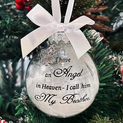 In Liefdevolle Herinnering Hanger met Veerdecoratie en Aangepaste Naam - Ideaal voor Kerstboom- en Huisdecoratie Brother
