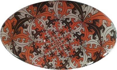 Zeeuws Meisje- Haarspeld Haarclip afbeelding M.C. ESCHER kikkers groter en groter ,met duurzame kwaliteit made in France speld 8 cm