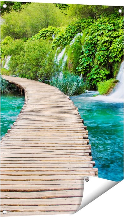 Gards Tuinposter Houten Pad op het Water bij de Watervallen - 60x90 cm - Tuindoek - Tuindecoratie - Wanddecoratie buiten - Tuinschilderij