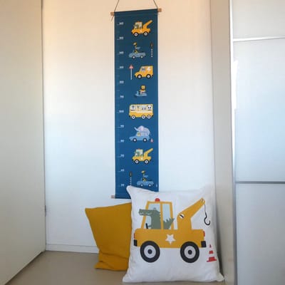 Groeimeter Dieren Onderweg donker blauw 30cm x 130cm - groeimeter - babykameraccessoire - katoen-voertuigen - dieren - bus - takelwagen - krokodil - aap - baviaan - blauw - oker - jongenskamer - muurdecoratie - stokken - lederlook touwtje
