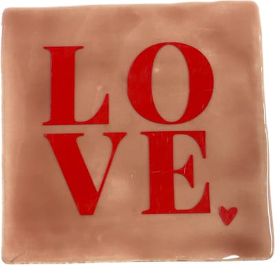 Hippe tegeltje met tekst: Love | Zalm/licht roze met rood | Gepersonaliseerde cadeau | Hippe Spreuktegel | Nieuwe woning cadeau | Housewarming cadeau