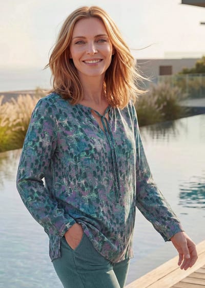 Viscose blouse met ronde hals en strikceintuurtje - grijsgroen / gedess. - Gr. 19 van Goldner Fashion