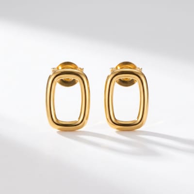 Lundholm Hayley Oorbellen Dames Goudkleurig – Premium Stainless Steel Gold Plated – Kleine Rechthoekige Oorstekers – Minimalistische Open Oorbellen klein – 1 cm – Scandinavisch Design