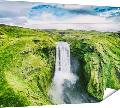 Gards Tuinposter Waterval in het Groene Landschap - 160x120 cm - Tuindoek - Tuindecoratie - Wanddecoratie buiten - Tuinschilderij