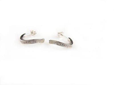 Model Twist zilveren oorringen gezet met cubic zirconia