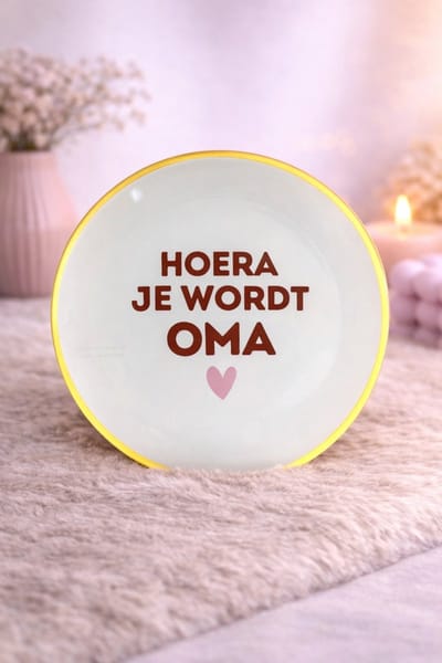 Glazen Bord ‘Hoera je wordt Oma’ | Viva Femme | Bord met tekst | Decoratie | Cadeau | Zwangerschapsaankondiging | Baby nieuws | Wonen | Gebaksbord | Dessertbord | Oma | Baby | Verrassing