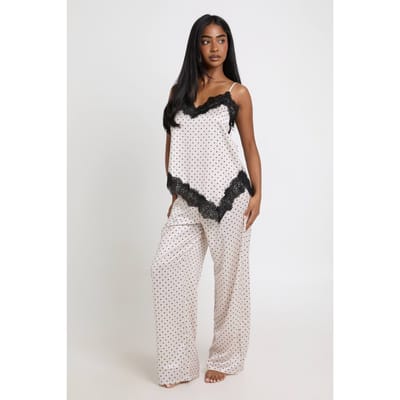 boohoo Dames Satijnen Pyjama Set Met Stippenprint, Kanten Afwerking, Asymmetrische Zoom En Broek | Creme | Maat: 44