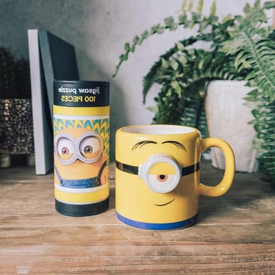 Minions Mok en Puzzel - Thebeker Raadselspel - Ontspannen momenten - Officieel gelicentieerd - 400 ml 101 stukjes - Multicolour